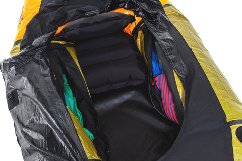 Oppbevaring i packraft — Anfibio TubeBags sidelomme lastet med turutstyr