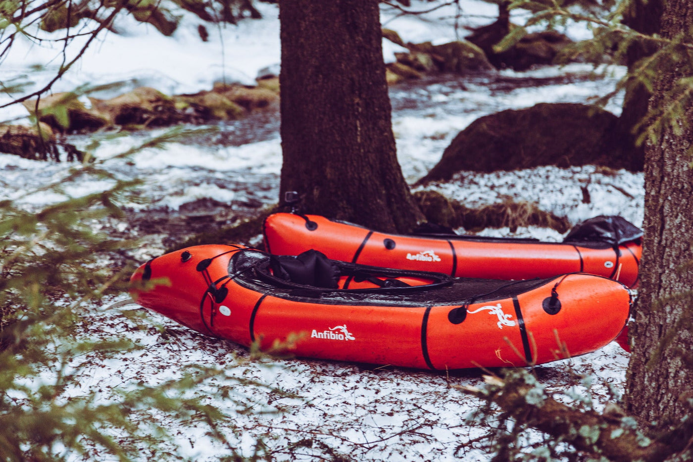Vinterpadling med packraft — padler i tørrdrakt på kaldt vann.