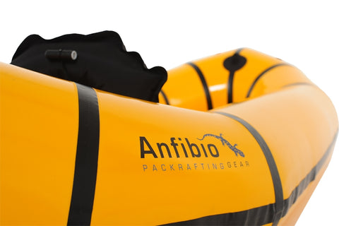 Nærbilde av Anfibio Alpha XC – Anfibio Packraftinggear-logo på gult sidekammer og luftventil
