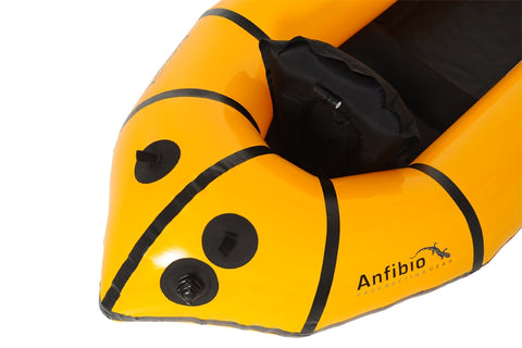 Nærbilde av akterdekk på Anfibio Alpha XC – luftventiler, D-ringer og Anfibio Gear-logo