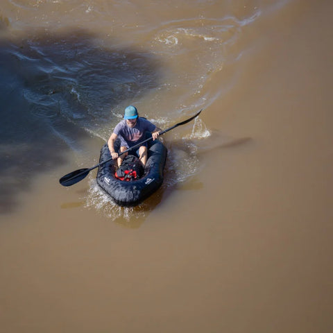 Alan Klee padler Anfibio Nano SL på rolig elv. Viser packraftens kompakte størrelse og manøvrerbarhet for minimalistisk turer. Foto: Alan Klee.