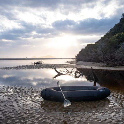 Anfibio Nano SL hviler på en strand i solnedgang. En ekstremt lett packraft som enkelt får plass i sekken. Foto: David Freitag.