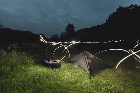 Stemningsbilde av Anfibio Nano SL ved en teltleir om natten. Perfekt for «fast and light» ekspedisjoner i villmarken. Foto: Gerhard Czerner.
