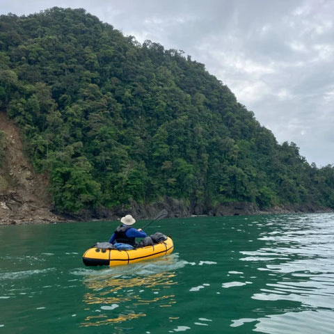 Anfibio Sigma TX padles på åpent hav langs den frodige kysten av Colombia. En allsidig packraft som tåler varierte forhold på ekspedisjon. Foto: Sven Schellin.