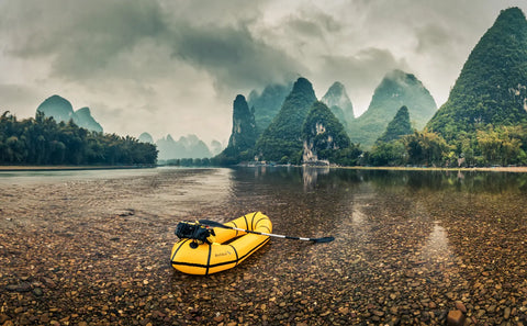 Anfibio Alpha XC packraft i vakkert elvelandskap med ikoniske fjellformasjoner. Foto: Gerard Anton