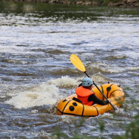 Anfibio Alpha XC manøvreres gjennom elvestryk. En ekstremt lett og responsiv packraft for teknisk padling og varierte turforhold. Foto: Juliane Hermelbracht.