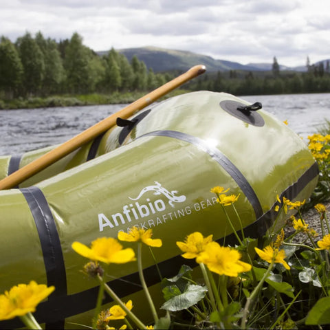 Detaljbilde av Anfibio Alpha XC packraft ved et norsk fjellvann. Viser den robuste finishen og de lette materialene som tåler røff bruk. Foto: Peter Sikker.