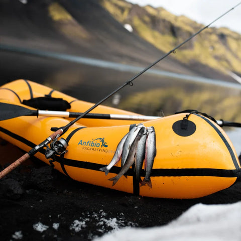 Anfibio Delta MX brukt til fiske i et krystallklart fjellvann. En stabil og romslig packraft med god plass til fiskeutstyr og fangst. Foto: Nils Junker.