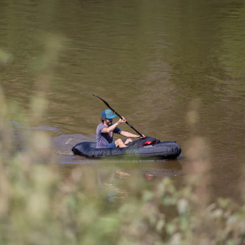 Minimalistisk tur med Anfibio Nano RTC på rolig elv. Den ideelle packraften for de som vil kombinere lav vekt med muligheten for intern bagasjeoppbevaring. Foto: Alan Klee.