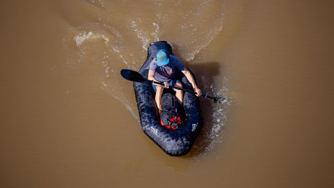 Alan Klee padler Anfibio Nano RTC sett fra luften. Ultralett packraft med integrert Roll Top Close (RTC) lasterom for sikker oppbevaring av utstyr. Foto: Alan Klee.