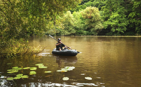 Alan Klee i en Anfibio Nano SL på en skogsinnsjø. Ideell for survival-turer og fiske i utilgjengelige fjellvann. Foto: Alan Klee.