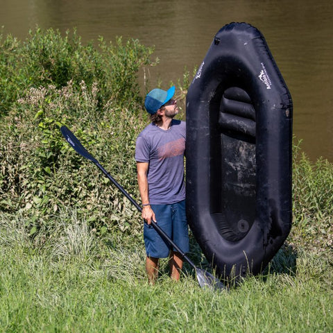 Alan Klee holder en oppblåst Anfibio Nano SL for å vise den utrolig lave vekten. Verdens minste packraft i sammenpakket tilstand. Foto: Alan Klee.