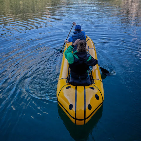 Fugleperspektiv av Anfibio Omega C2 som viser det store lasterommet og padleposisjonene. Ideell for tur med mye oppakning. Foto: Lisa Kristin Schröter.