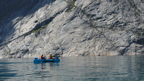 Anfibio Omega C2B+ foran et fjell på Grønland. En pålitelig partner for de mest krevende ekspedisjonene i verden. Foto: Sven Schellin.