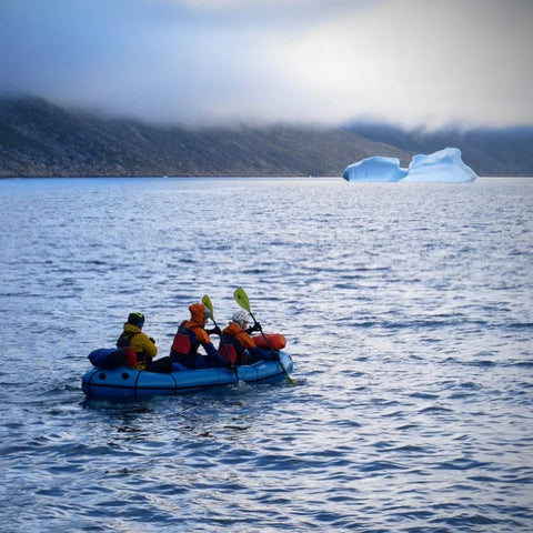 Anfibio Omega C2B+ under ekspedisjon på Grønland. Viser packraftens ekstreme slitestyrke og lastekapasitet i arktiske strøk. Foto: Sven Schellin