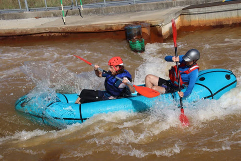 Actionbilde av Anfibio Omega C2B+ i teknisk elvepadling. Den perfekte kombinasjonen av stabilitet og manøvrerbarhet. Foto: Matthias Henke.