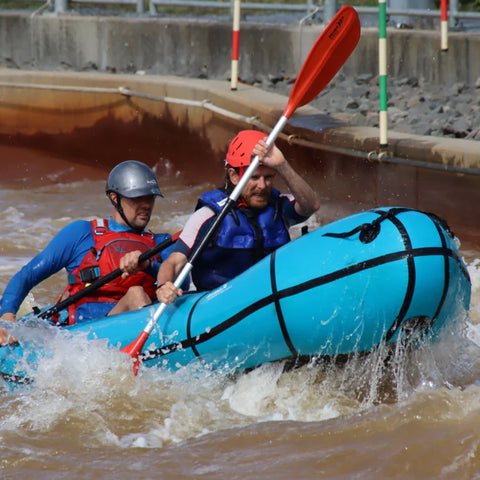 Anfibio Omega C2B+ i kraftig elvestryk. En robust og stabil tomanns packraft med ekstra oppdrift for teknisk padling. Foto: Matthias Henke.
