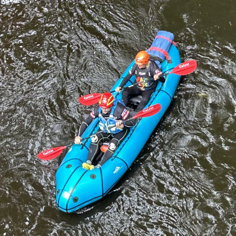 To personer padler Anfibio Omega C2B+ på en rolig innsjø. Den perfekte packraften for par eller venner som ønsker en felles turopplevelse. Foto: Sven Schellin.