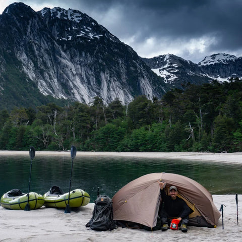 Ekspedisjonsoppsett med Anfibio Rebel 2K i Chile. En packraft bygget for de tøffeste eventyrene langt fra sivilisasjonen. Foto: Tamara Olmos.