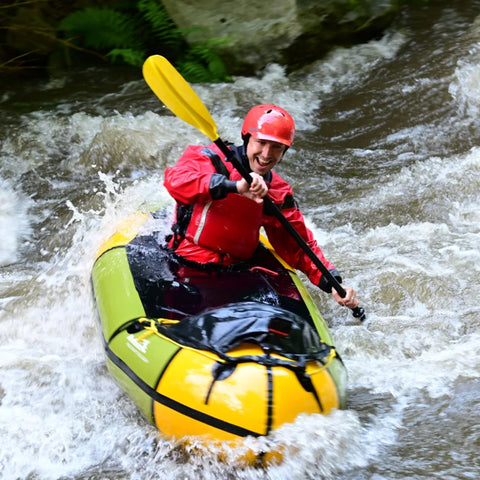 En padler i full action med Anfibio Rebel 2K i hvitt vann. Viser båtens responsivitet og innebygde spruttrekk for krevende elvepadling. Foto: Matthias Henke.