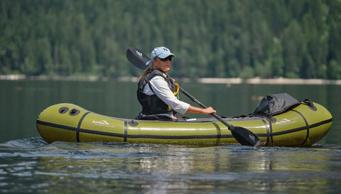 Nærbilde av padling med Anfibio Rebel 3KL. Den forlengede sittebrønnen gir ekstra komfort for høye padlere. Foto: Sven Schellin.
