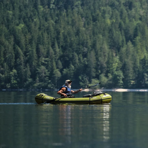 En padler i Anfibio Rebel 3KL på et blikkstille fjellvann. Viser båtens overlegne retningsstabilitet og lengre vannlinje. Foto: Lisa Kristin Schrötter.
