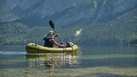 Anfibio Rebel 3KL glir over et krystallklart fjellvann. En teknisk og lett packraft i 3K-materiale for maksimal slitestyrke og lav vekt. Foto: Lisa Kristin Schrötter.
