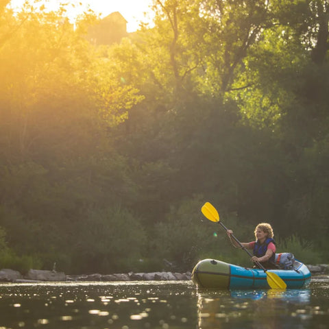 Stemningsbilde av Anfibio Rebel 3KL i solnedgang. En slitesterk og lett packraft i forsterket 3K-tekstil for krevende turer. Foto: Gerhard Czerner / Anfibio.