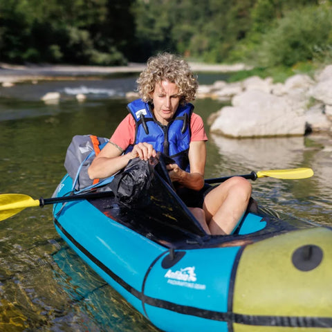 Anfibio Rebel 3KL med spruttrekk klargjøres for padling. En teknisk og romslig packraft i slitesterkt 3K-materiale. Foto: Vildmark / Gerhard Czerner.