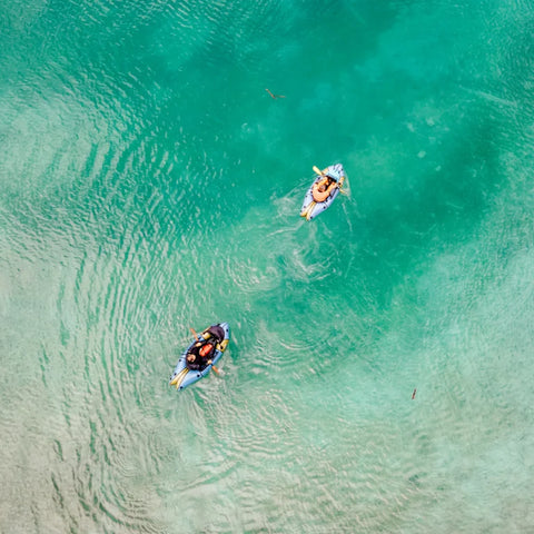 Dronebilde av to Anfibio Revo CL packrafts på det turkise vannet i Walchensee. Viser båtens strømlinjeformede profil ovenfra. Foto: Anfibio Packrafting.