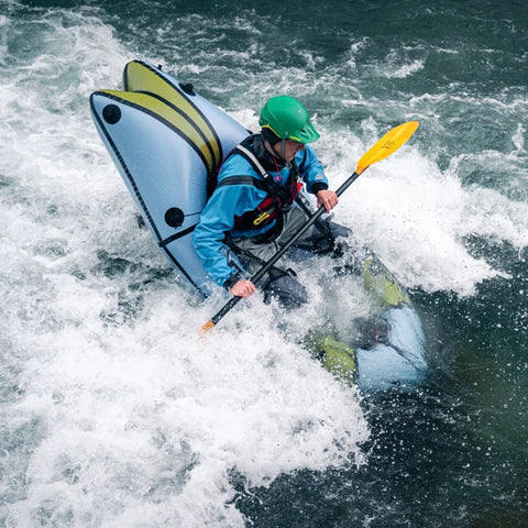 En padler utfører en "kerze" i hvitvann med Anfibio Revo CL. Demonstrerer den ekstreme oppdriften og lekenheten i TwinTube-designet. Foto: Anfibio Packrafting.