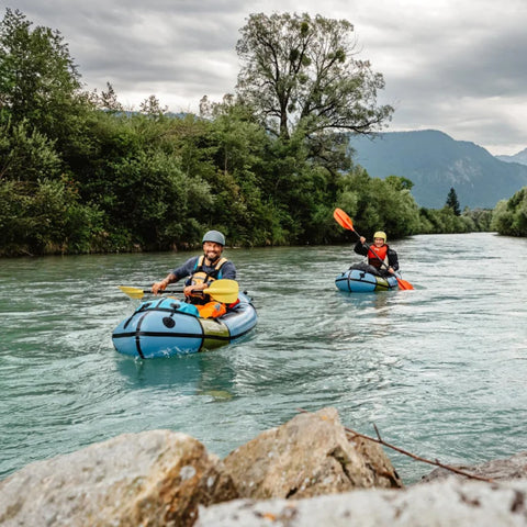 To Anfibio Revo CL packrafts padles på Loisach-elven. Viser TwinTube-konstruksjonens overlegne stabilitet og kontroll i rennende vann. Foto: Anfibio Packrafting.