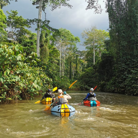 Tre Anfibio packrafts, inkludert Revo XL, på ekspedisjon ned en tropisk elv i Kamerun. Viser båtenes pålitelighet under krevende ekspedisjonsforhold. Foto: Anfibio Packrafting.
