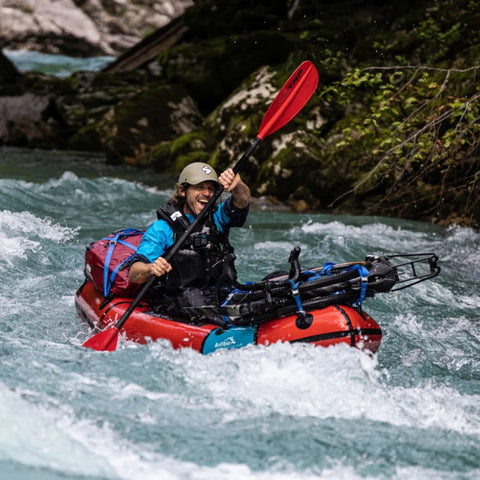 Anfibio Revo XL packraft med en terrengsykkel fastspent på baugen under elvepadling i Montenegro. Den ideelle packraften for bikepacking og tunge laster. Foto: Anfibio Packrafting.