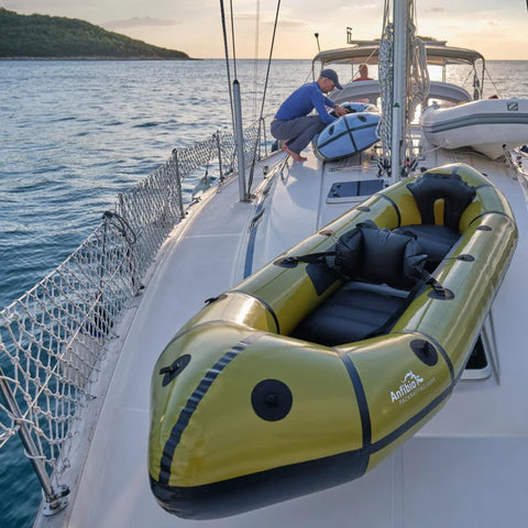 Anfibio Sigma TXL packraft liggende ferdig oppblåst på dekk av en seilbåt. Viser den kompakte størrelsen og lave vekten. Foto: Anfibio Packrafting.