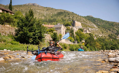Bikerafting med Anfibio Sigma TXL+. En av de beste packraftene for å kombinere sykling og padling. Foto: Gerhard Czerner