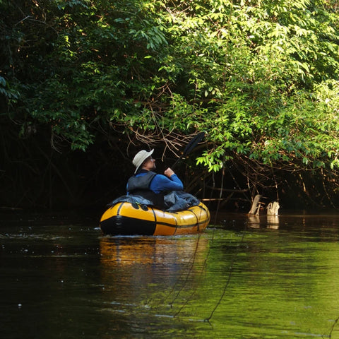 Padling med Anfibio Sigma TX i en smal, overgrodd jungelelv. Viser packraftens manøvrerbarhet i teknisk og trangt terreng. Foto: Sven Schellin.