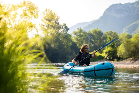 Anfibio Sigma TXLB+ glir rolig gjennom vannet. Perfekt familie-packraft eller for padling med hund. Foto: Gerhard Czerner.