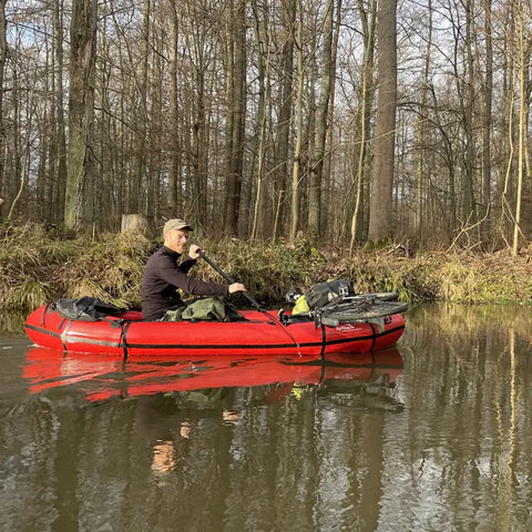 Richard Löwenherz på ekspedisjon med Anfibio Sigma TXL+. Viser oppsett med sykkel på dekk for krevende turer. Foto: Richard Löwenherz.