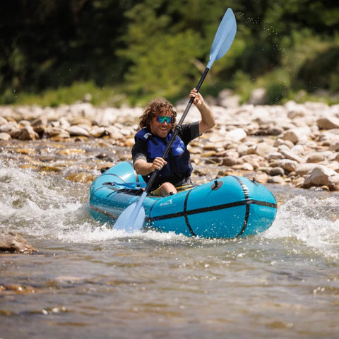 Anfibio Sigma TXL+ i sitt rette element i elvestryk. Robust tomanns packraft som tåler røffe forhold. Foto: Gerhard Czerner.
