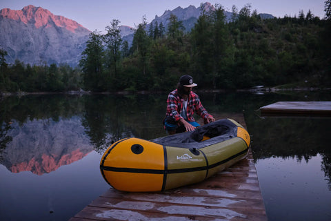 Anfibio Rebel 2K ved et blikkstille vann i skumringen. Viser den ultralette konstruksjonen klargjort for tur. Foto: Sven Schellin / Anfibio.