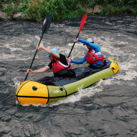 Anfibio Rebel Duo packraft i aktiv bruk i elvestryk. Viser båtens manøvrerbarhet og robuste konstruksjon for hvitvannspadling. Foto: Anfibio